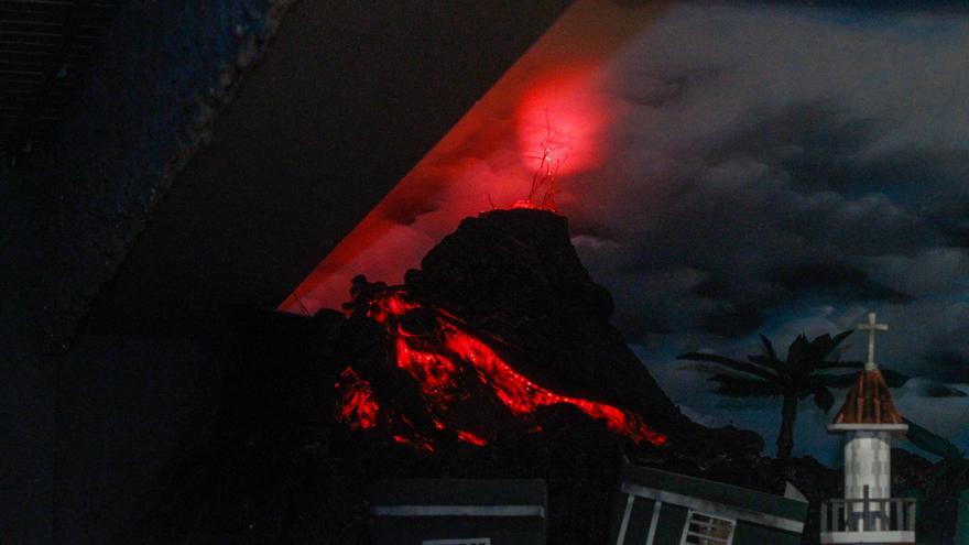 El volcán de Cumbre Vieja centra las miradas del Belén Artesanal en movimiento de Valga
