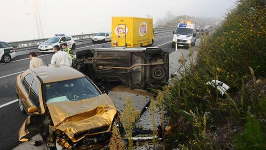 Los dos vehículos accidentados en el corredor.  // Gonzalo Núñez