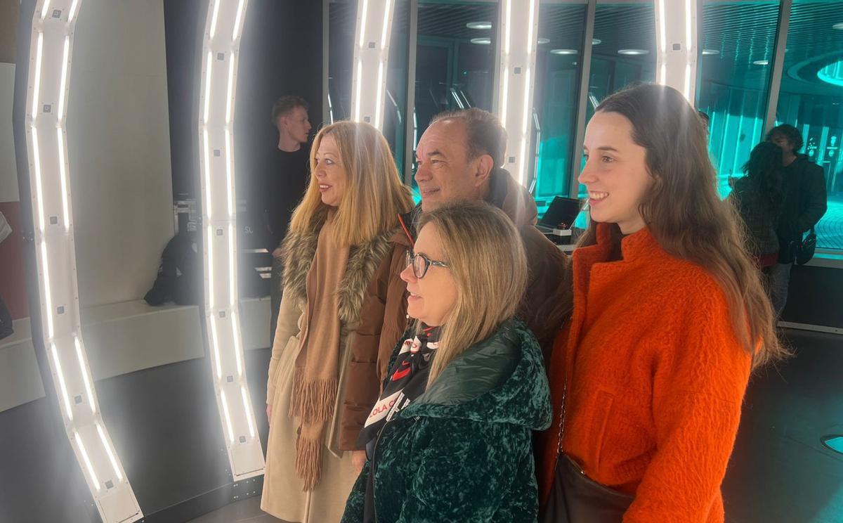Karen Fernández, José Crespo, Noelia Seijas y Páz Pérez se hacen una foto con la cúpula de ILUX.
