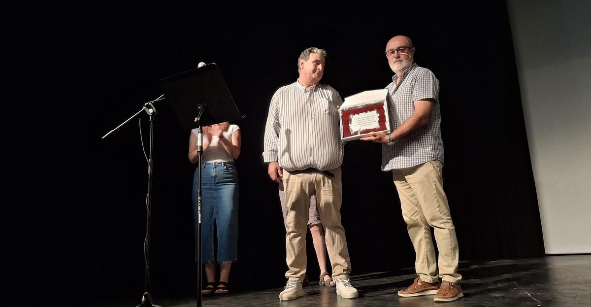 El alcalde de Benimassot y el presidente de la asociación Els Pòrxens de Pedreguer muestran la placa