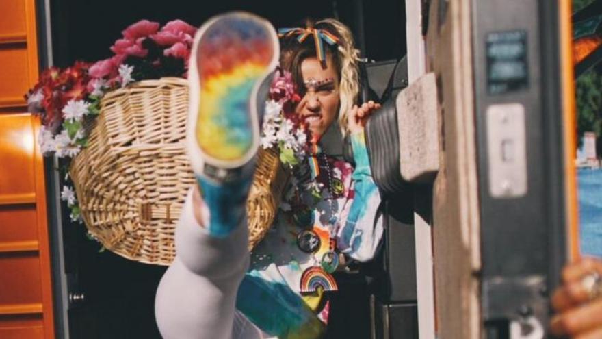 Miley Cyrus diseña unas zapatillas Converse en apoyo al colectivo LGTBI