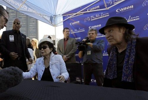 La artista japonesa Yoko Ono y el guitarrista Dave Davies se unen a miles de personas que se reunieron este martes, para formar el signo de paz más grande del mundo y para celebrar el cumpleaños número 75 de John Lennon en Nueva York, Estados Unidos.