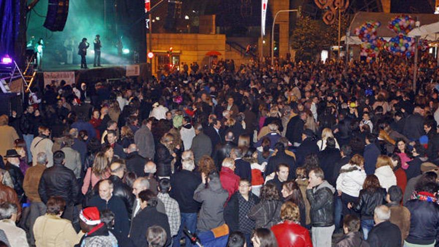 La Plaza de América será el centro neurálgico para despedir el año - Vigo volverá a situar su particular Puerta del Sol madrileña en la Plaza de América. La Asociación de Empresarios y Comerciantes de As Travesas (Aetravi) organiza un año más la popular fiesta en la que los vigueses pueden seguir las campanadas a través del reloj del instituto Santa Irene. A partir de las 22.00 horas comenzará la música de ambiente y, después, una orquesta y una &quot;discoteca móvil&quot; animarán el ambiente. // Marta G.Brea