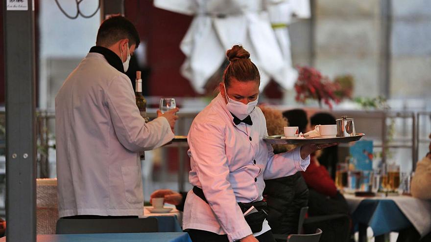 Los bares y restaurantes continúan abiertos en Madrid y se plantea ampliar su horario. | EUROPA PRESS /TAMARA ROZAS