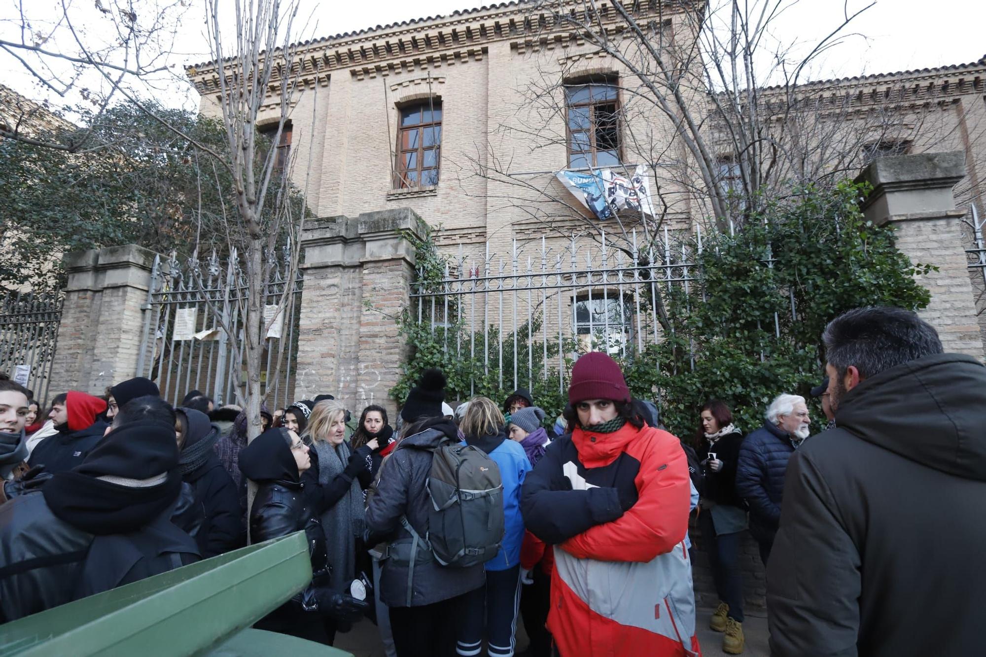 Concentración a las puertas del Luis Buñuel