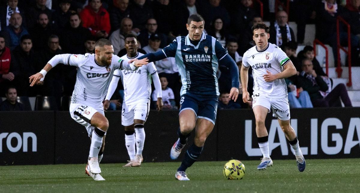 Adri Fuentes controla el balón.