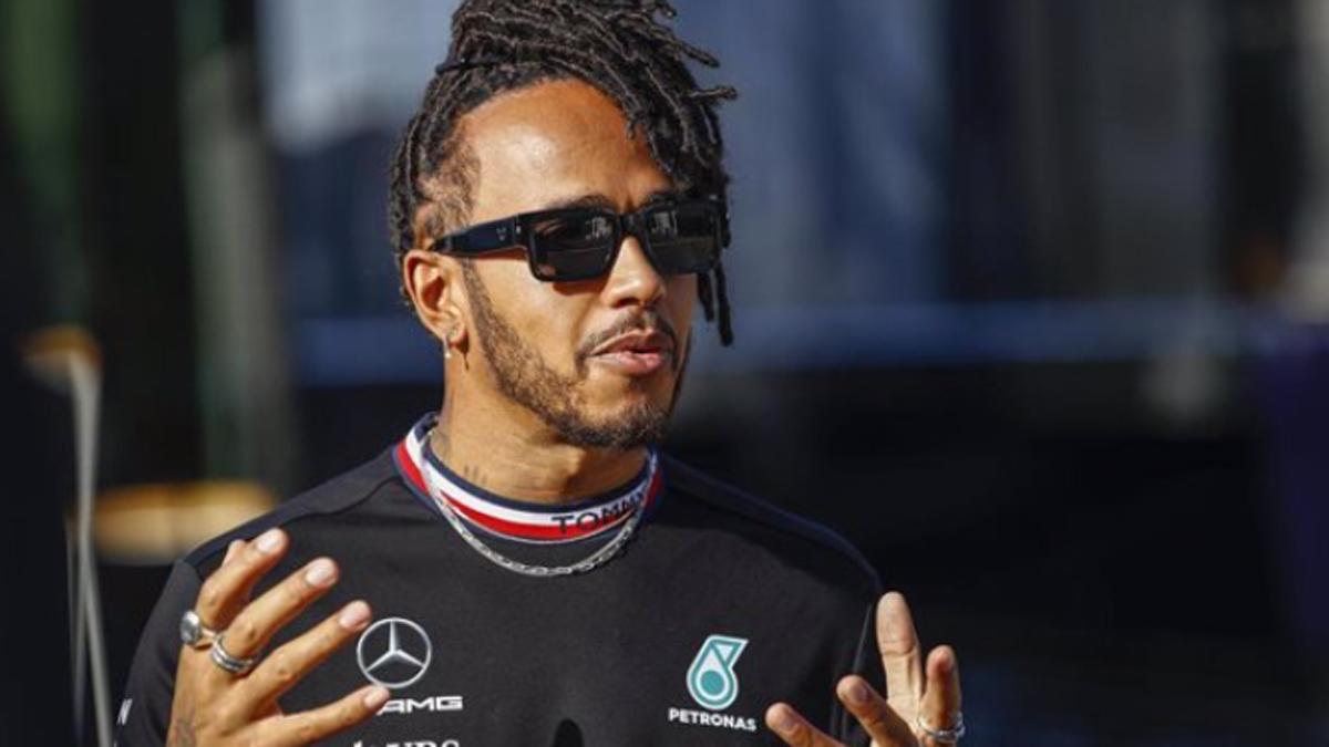Lewis Hamilton, con gafas de sol en un tiempo de descanso