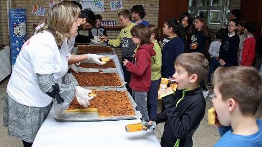 Argentinos Burguer donó, ayer, el bizcocho. // Bernabé/J.Carlos Asorey