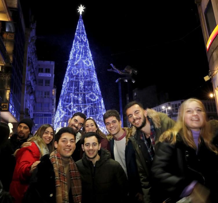 Ya es Navidad en Vigo: 10 milllones de luces para marcar una historia. // A. Villar | J. Lores | J. Álvarez | C. Delgado | M. Romero