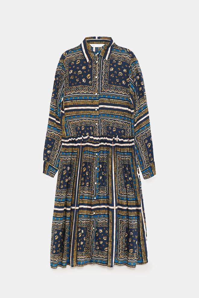Vestido camisero con volantes de Zara. (Precio: 39, 95 euros. Precio rebajado: 25, 99 euros)