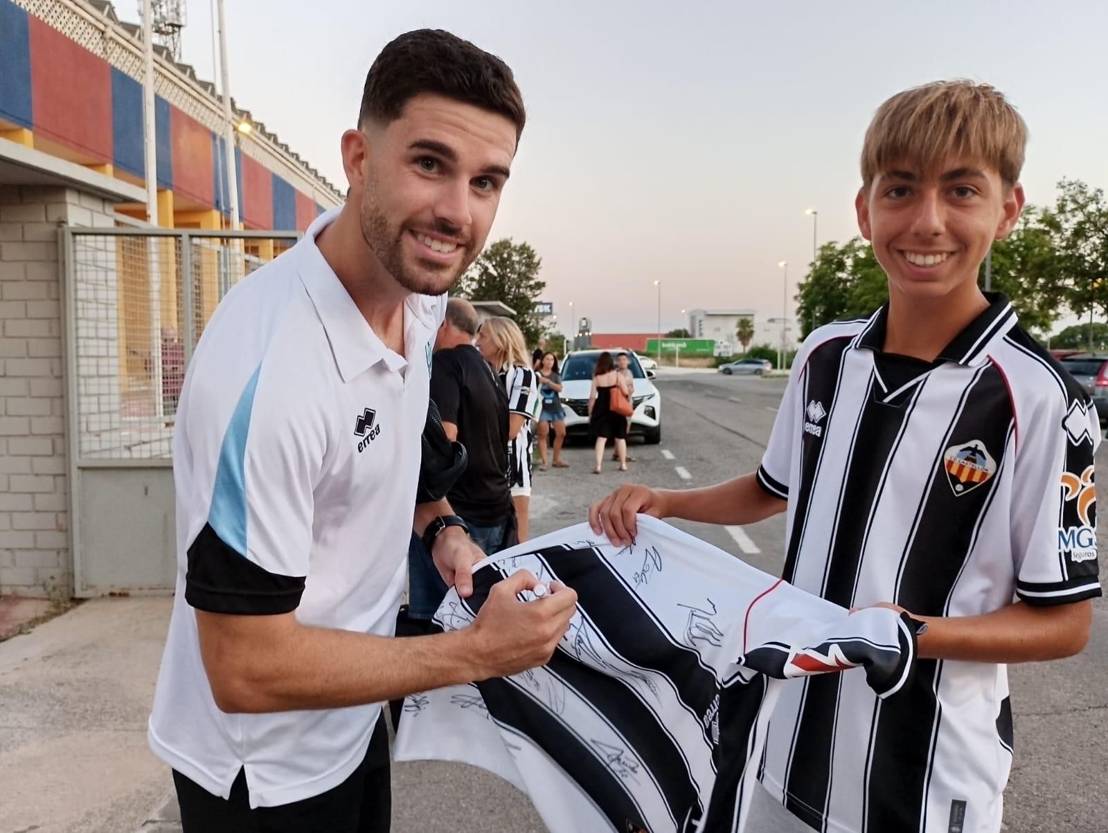 Galería | Afición y equipo, juntos tras el amistoso del Castellón en Alzira