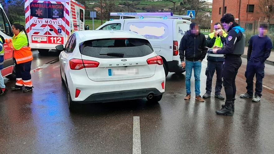 Trasladan al Hospital a una mujer embarazada tras sufrir un accidente de tráfico en Gijón
