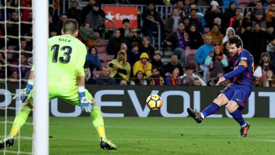 Messi dispara a portería en una de las jugadas de ataque del Barcelona.