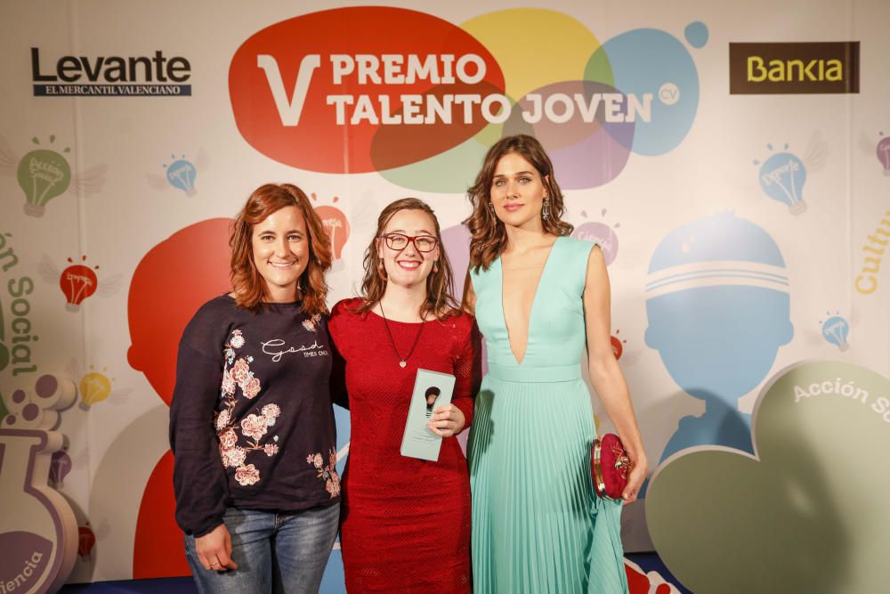 Los invitados posan en el photocall de los premios Talento Joven CV.