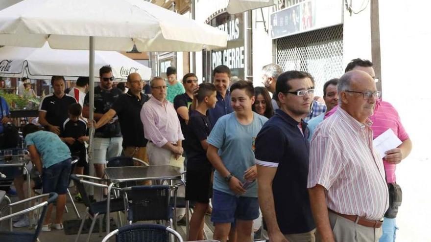 La larga fila de aspirantes en la calle Viriato.