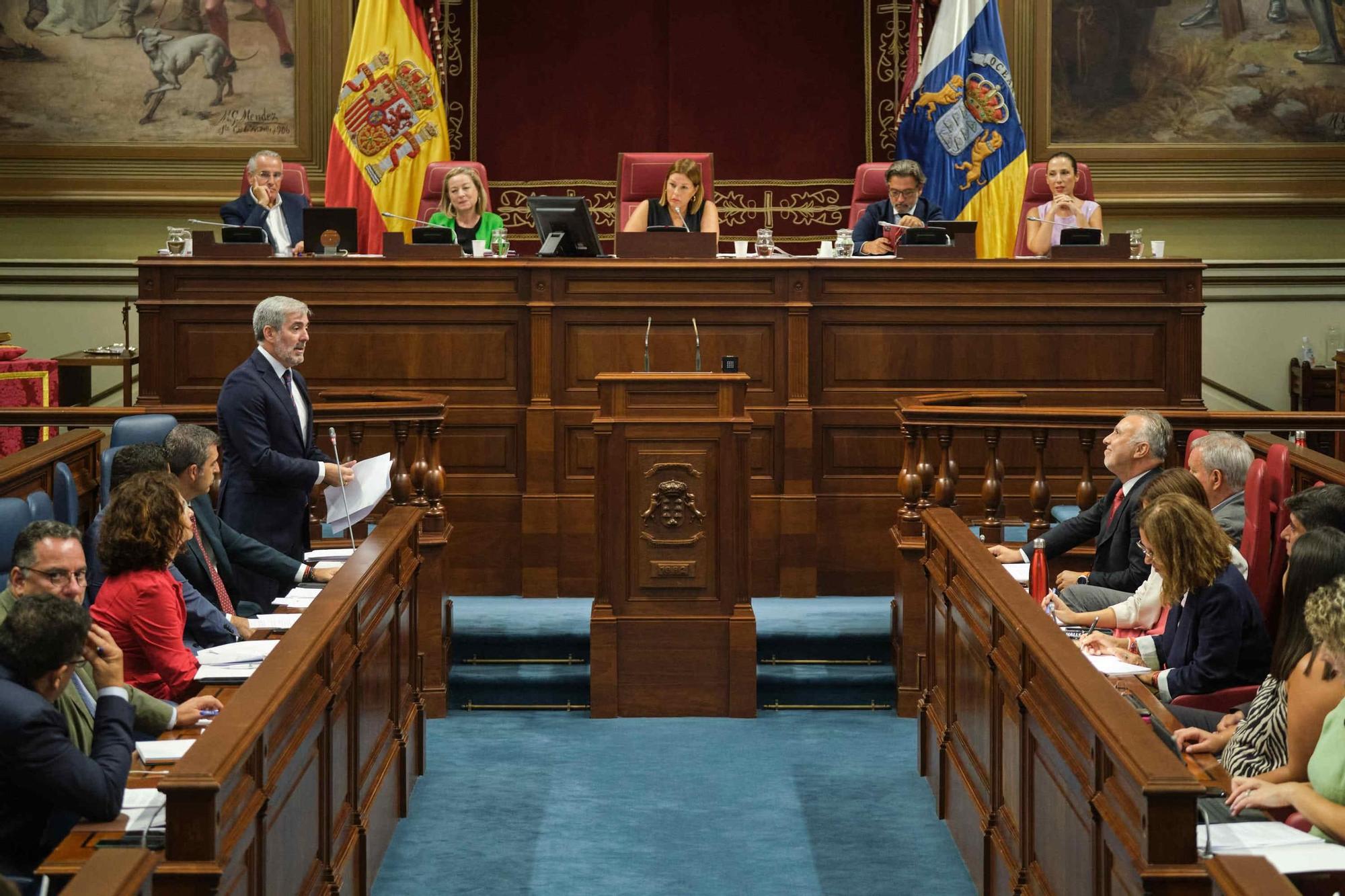 Primera sesión plenaria del Parlamento de Canarias