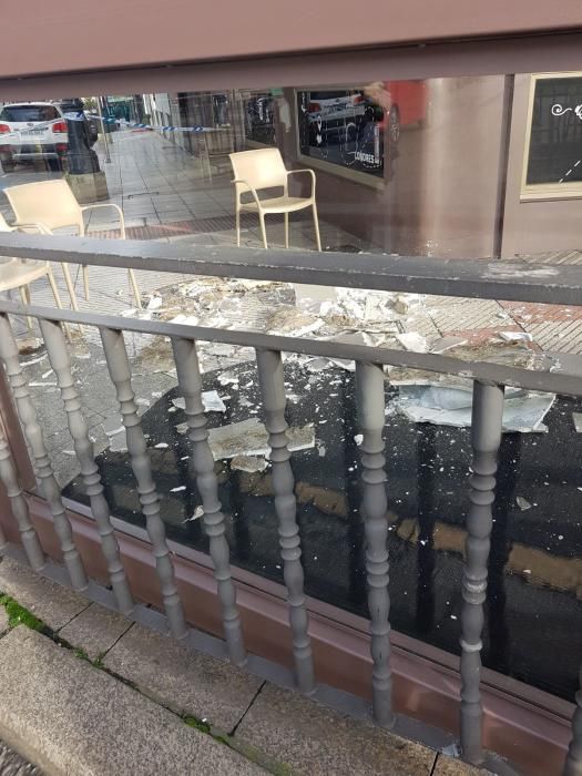 Herido un hombre al desprenderse el techo de una terraza en Oviedo