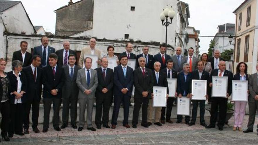 Foto de familia, en la plaza figueirense López Acevedo, de los diputados de la Junta y los representantes políticos municipales asistentes al acto.