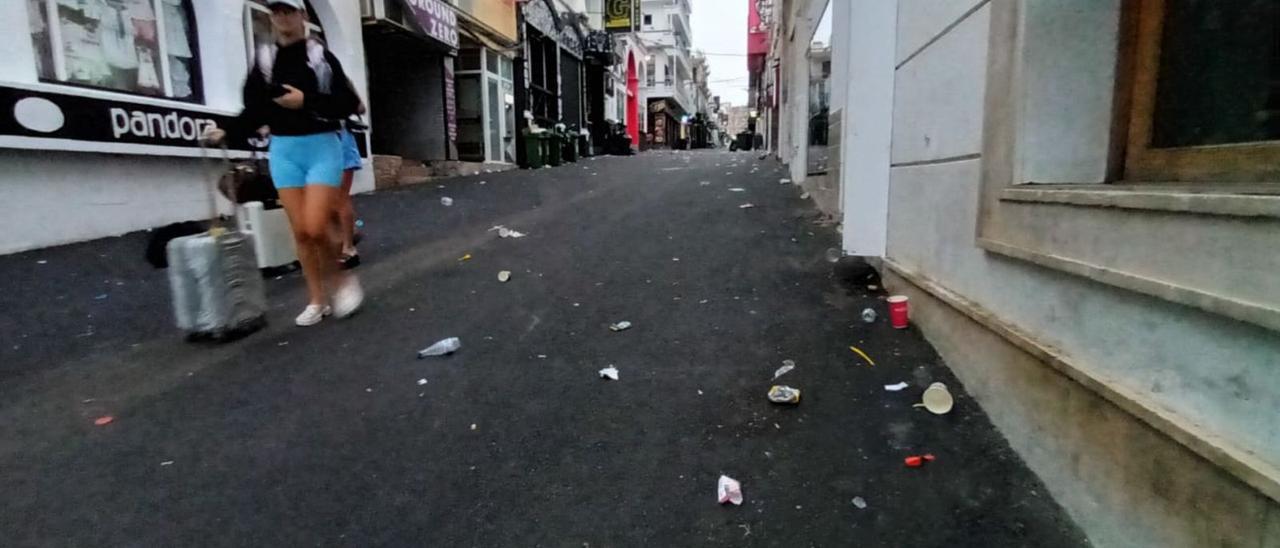 Dos turistas bajan por la calle Santa Agnès al amanecer del pasado domingo. | J.M.L.R.