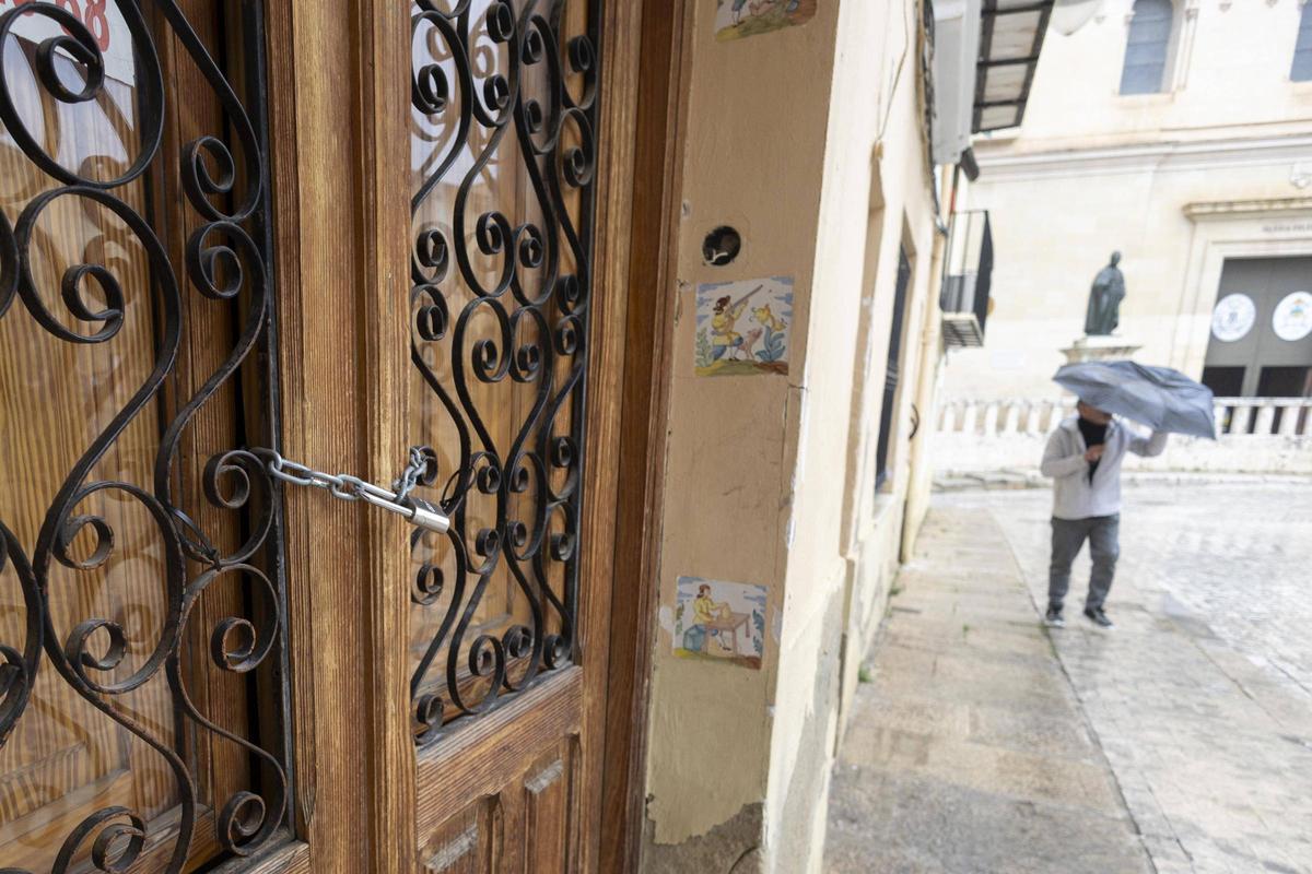 Candado en la puerta de la casa número 4 de la plaza Calixte III de Xàtiva, contigua a la de Vicente Boix.