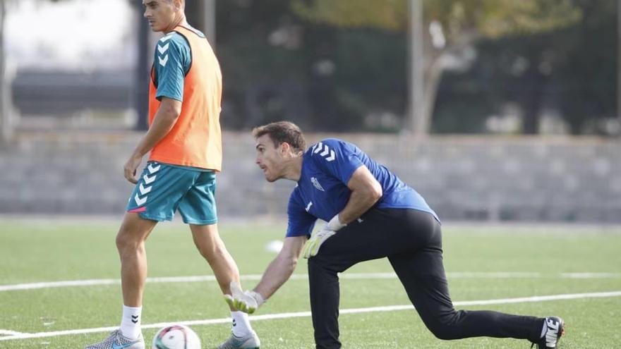 Tomás Ruso, a la izquierda, junto al portero Fernando en un entrenamiento del equipo grana.