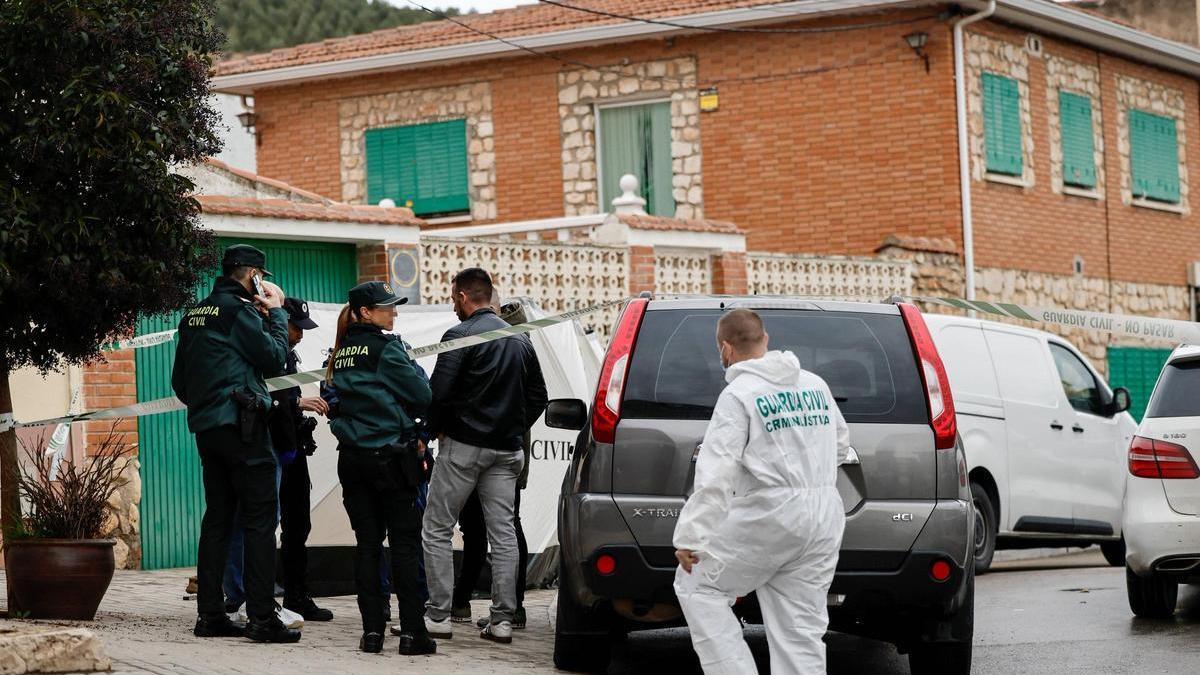 Agentes en la casa donde fueron asesinados tres hermanos en Morata de Tajuña (Madrid).