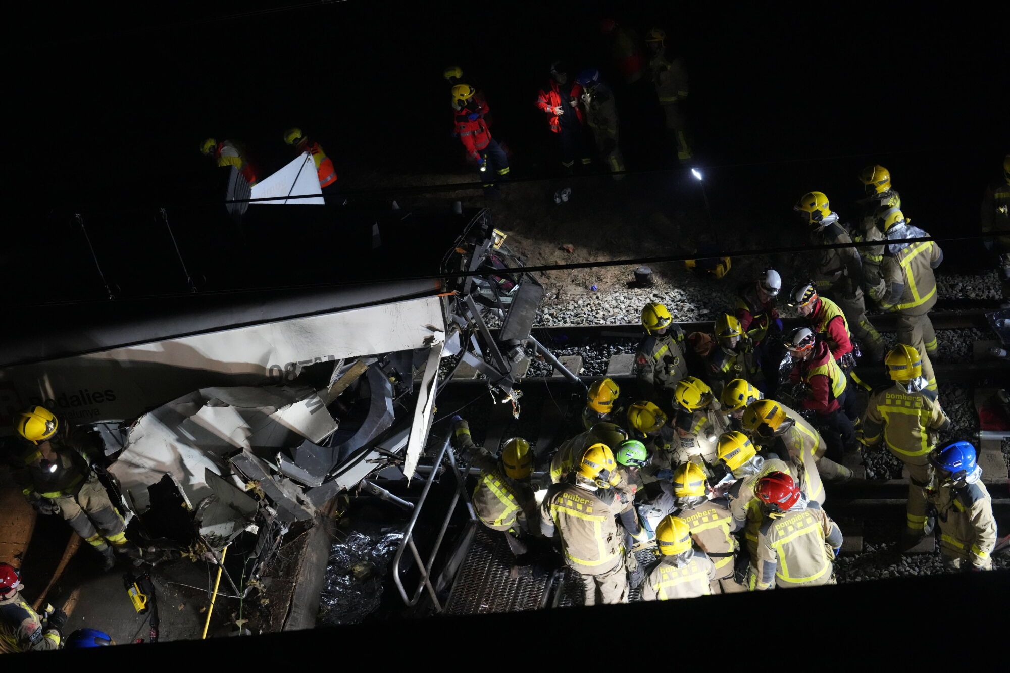 El accidente del tren de rodalies de la R4 en Gelida que ha descarrilado ha provocado un muerto, el maquinista del convoy, y cuatro heridos graves, así como 34 heridos de carácer más leve. 