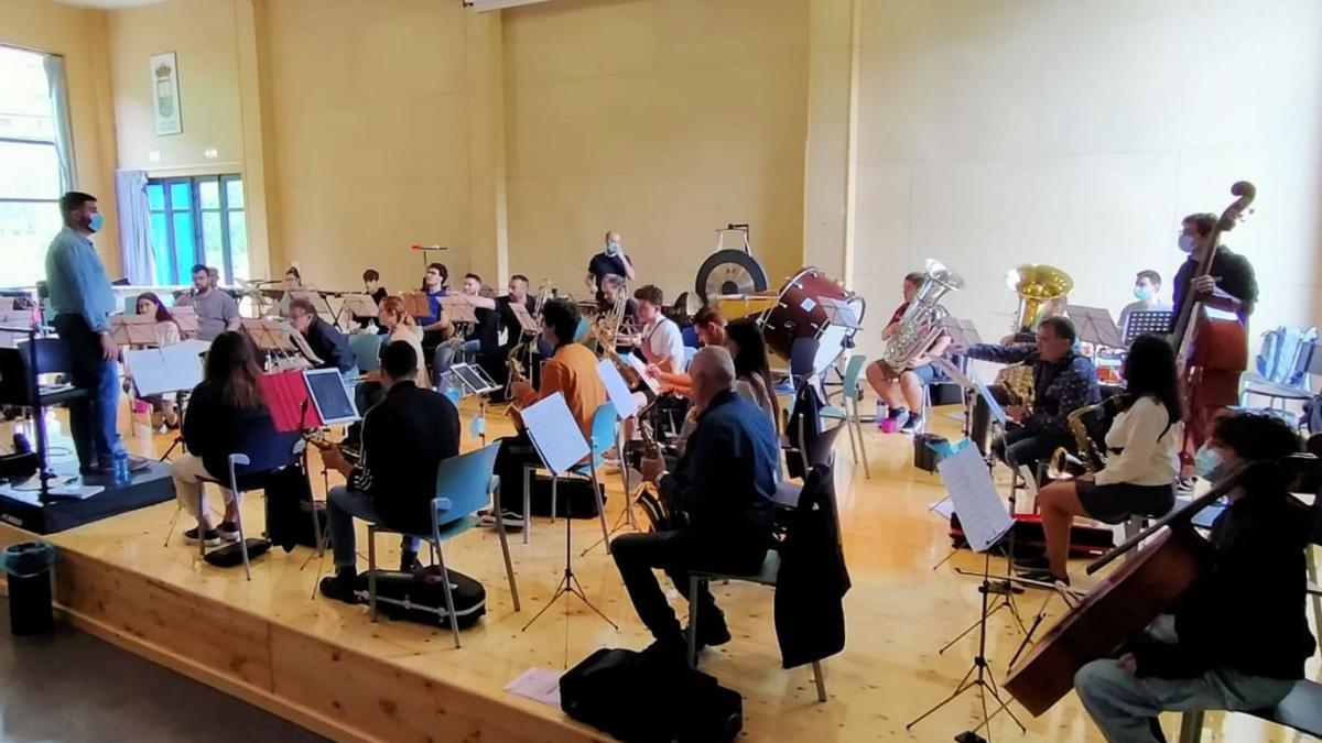 Un ensayo de la banda mierense, con Antonio Cánovas a la derecha.