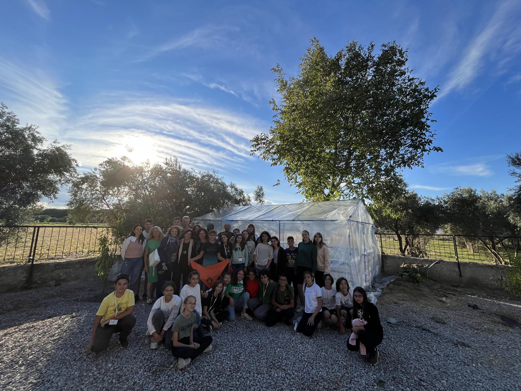 El objetivo del proyecto es la construcción de un invernadero en cada uno de los institutos que se visitan.