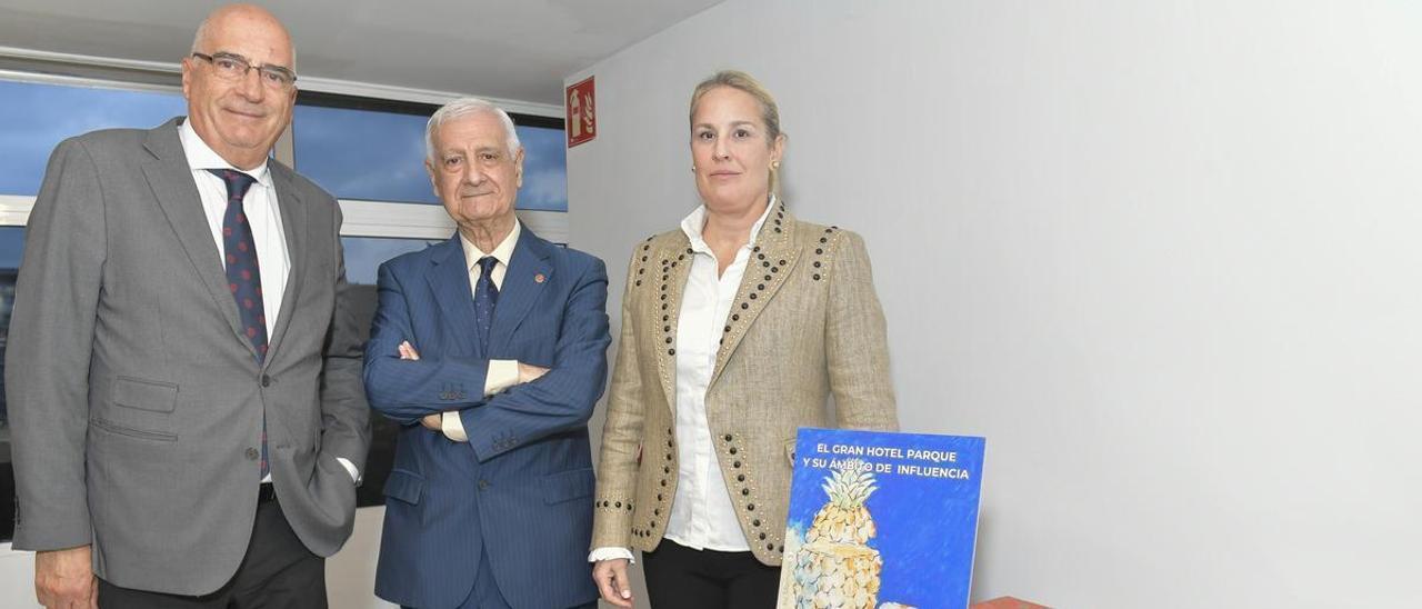 De izquierda a derecha, el cronista oficial de la ciudad, Juan José Laforet; el autor, Manuel Ramos y la actual propietaria del Hotel Parque, Margarita Pérez durante la presentación.