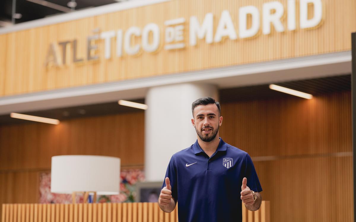 Carlos Puga, tras su firma por el Atlético de Madrid B.