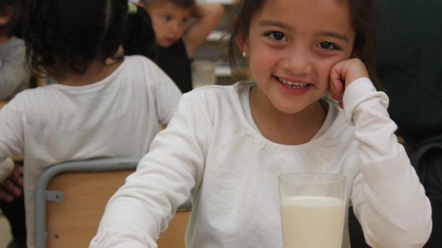 Una nena amb un got de llet.