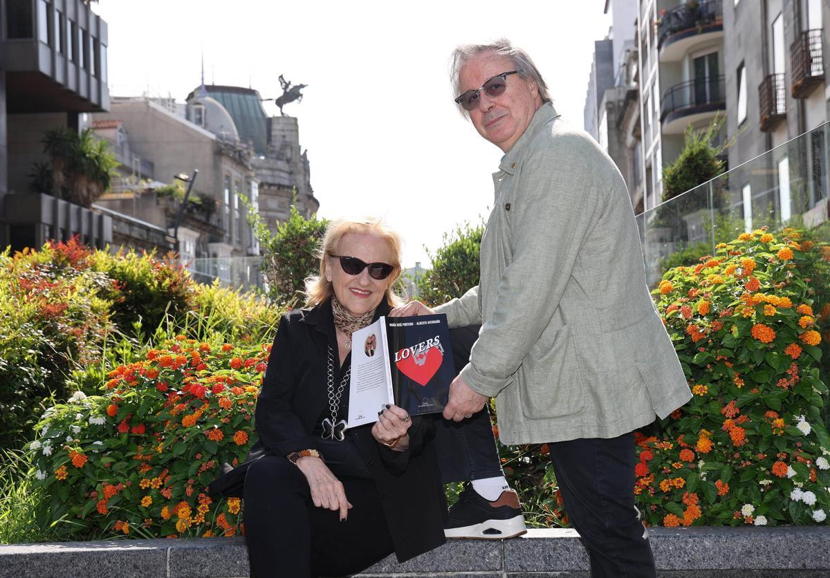 María Xosé Porteiro e Alberto Avendaño, en Vigo, co seu libro "Lovers".