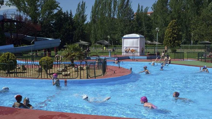 Los niños fueron los primeros en disfrutar del agua.