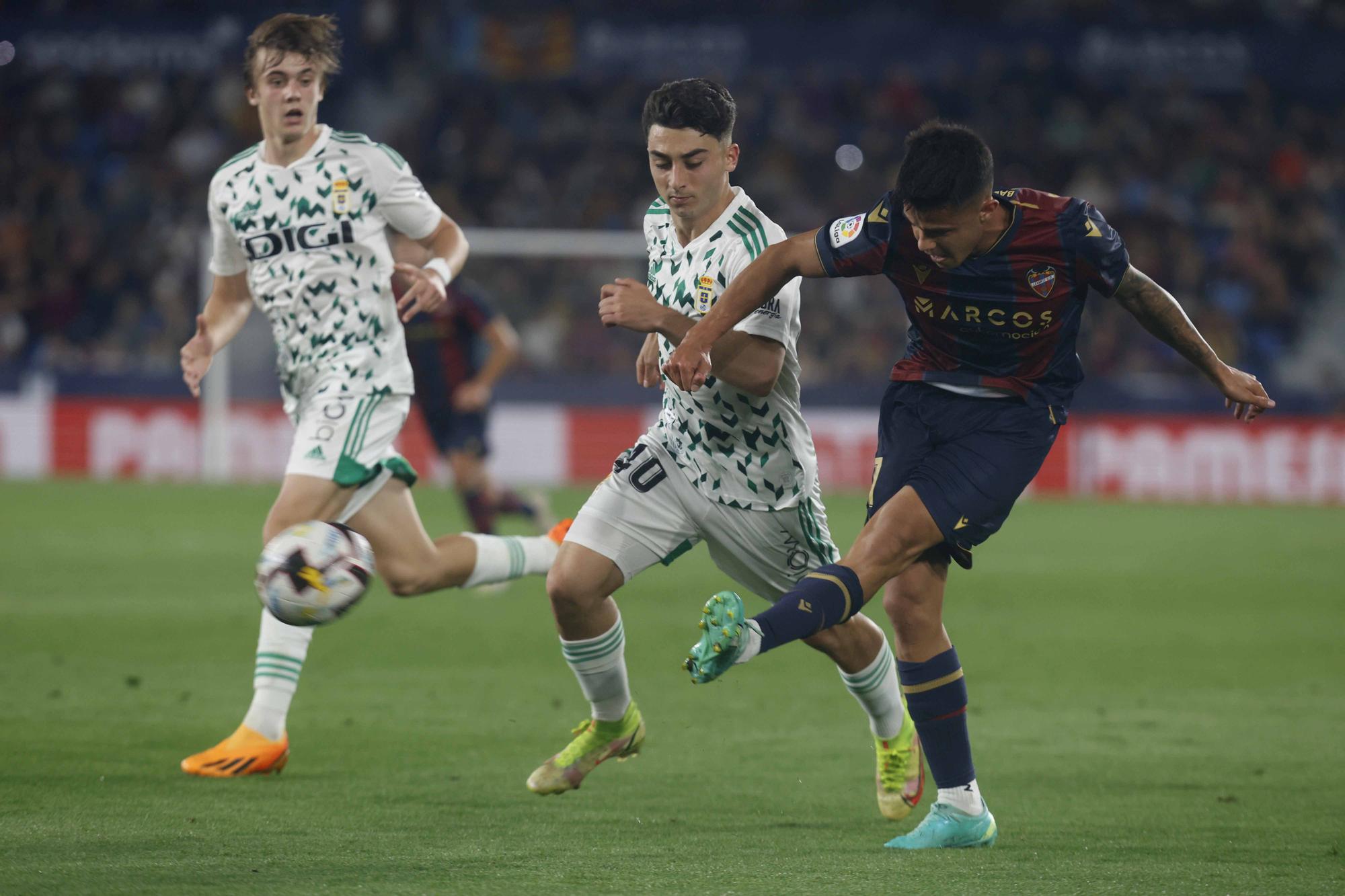 Partido Levante UD - Real Oviedo en imágenes