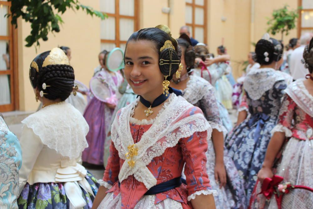 Tres generaciones de falleras en la Batalla de Flores