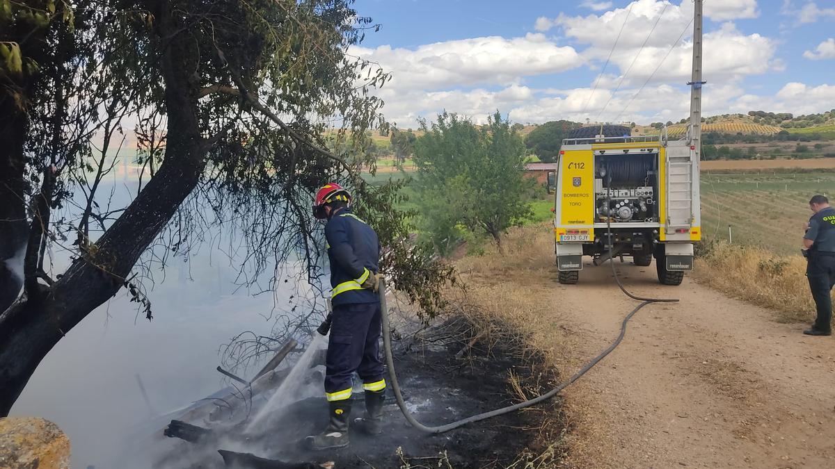 Un bombero de Toro extingue el fuego originado en el &quot;Pago del oro&quot;