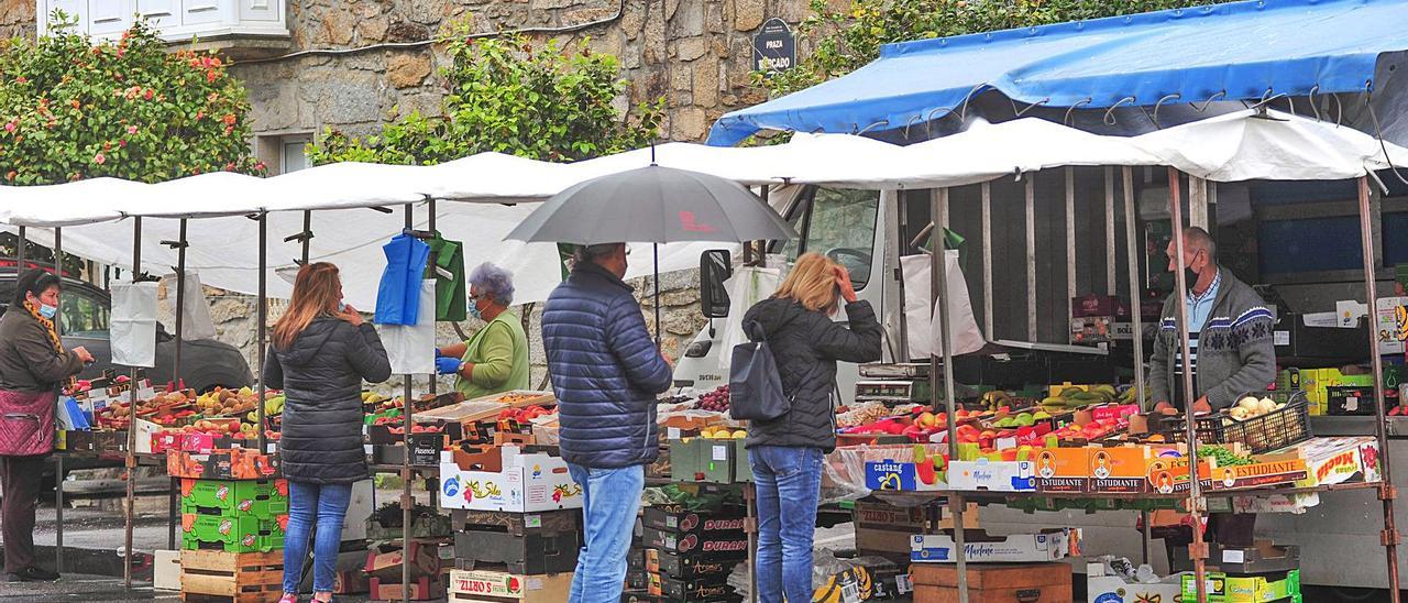 El mercadillo de Vilanova, ayer, cuando el municipio entró en el nivel alto de restricciones.