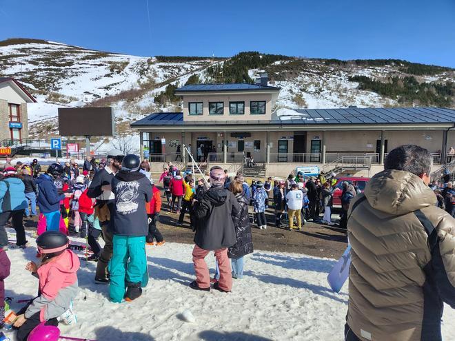 En imágenes: sonora cacerolada en la estación de esquí de Leitariegos para pedir mejoras en la gestión