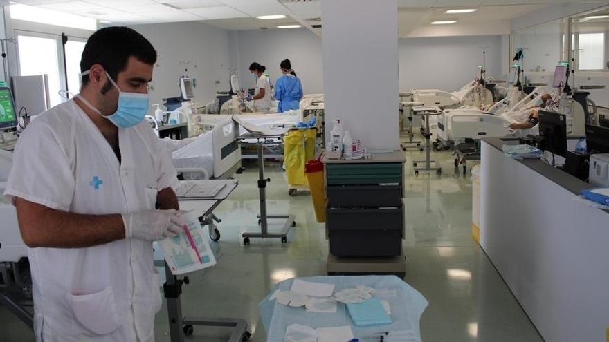 Un infermer a l&#039;unitat d&#039;atenció renal integral de l&#039;Hospital Universitari Joan XXIII