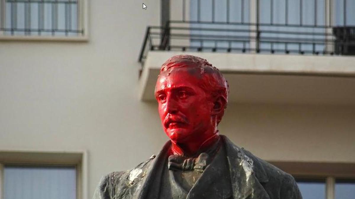 El marqués de Larios, con la cara pintada de rojo.