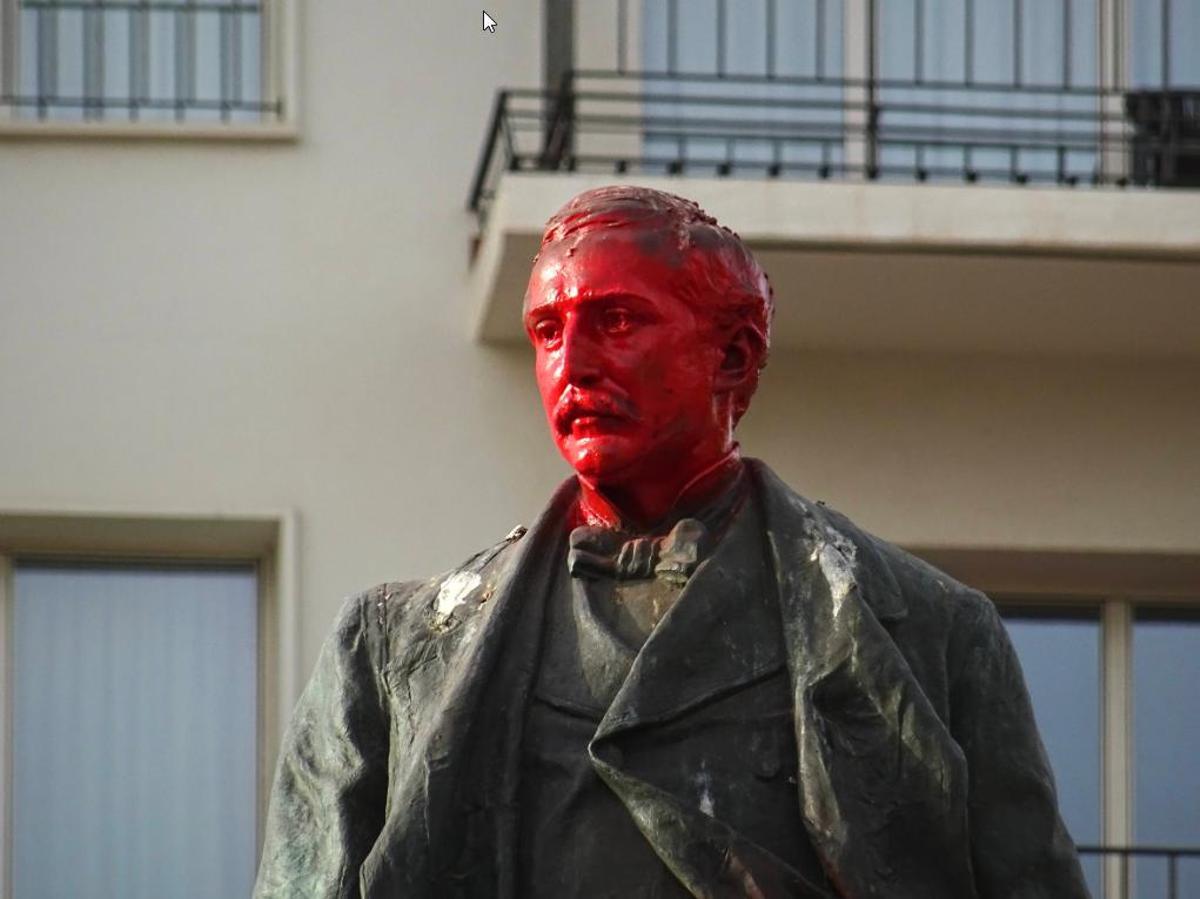 El marqués de Larios, con la cara pintada de rojo.