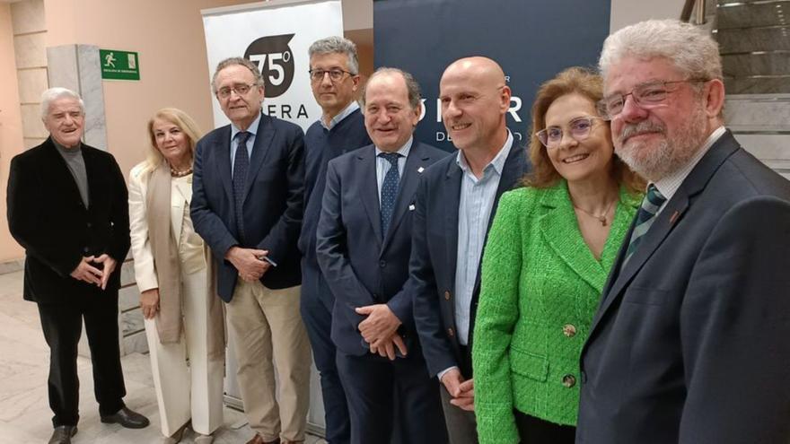 Miembros del patronato de la Ópera, antes de la asamblea: por la izquierda, Javier Calzadilla (tesorero), Carmen Trelles (vocal), Juan García-Conde (vicepresidente), Pablo Ros (secretario), Juan Carlos Rodríguez-Ovejero, Celestino Varela, María Encina Cortizo y Eladio Rico (vocales). | F. T.