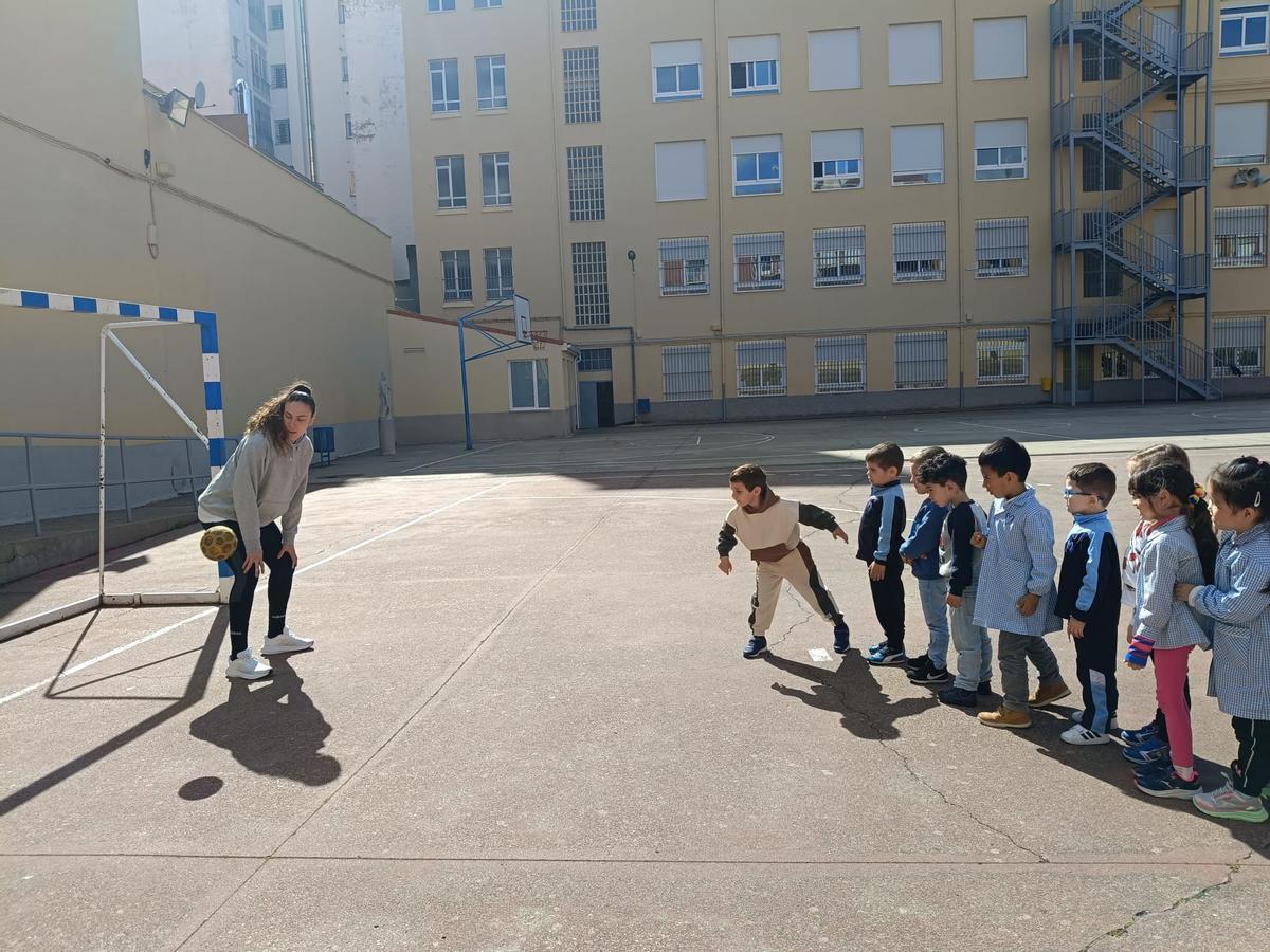 O'Mullony, de improvisada portera ante los alumnos del Sagrado Corazón de Jesús