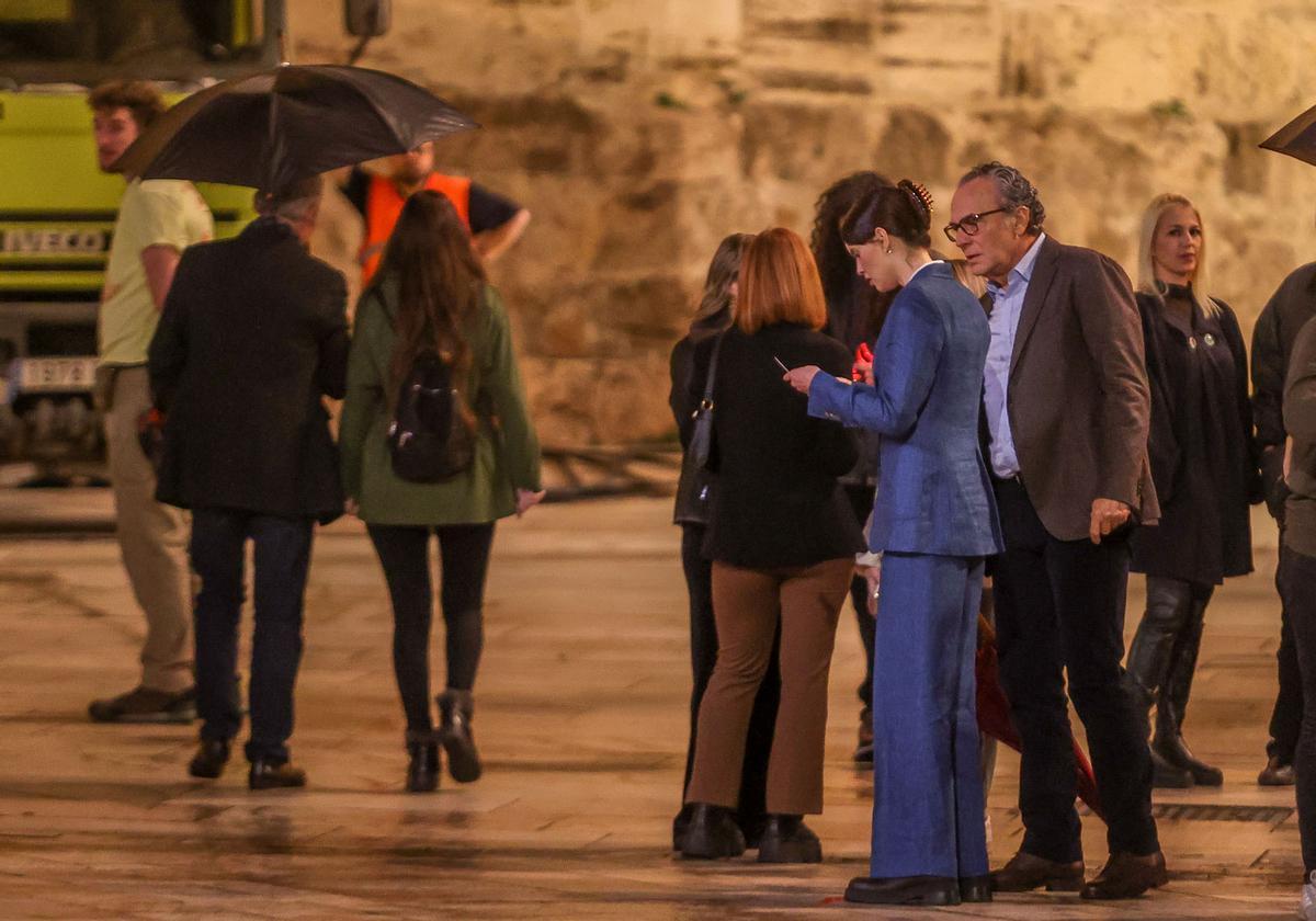 Rodaje de una secuencia de 'La chica de nieve 2' junto a la Catedral de Málaga.