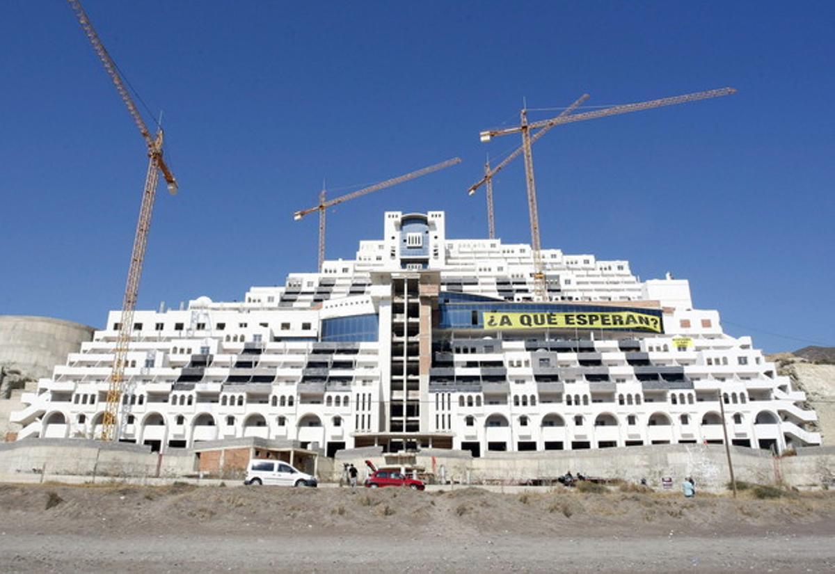 L’hotel construït a la platja d’El Algarrobico.