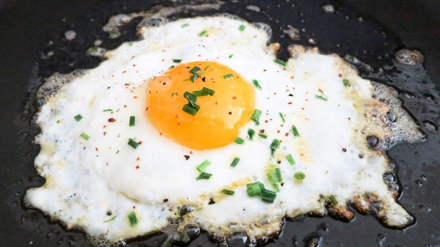 Cómo hacer huevos fritos sin sartén ni aceite