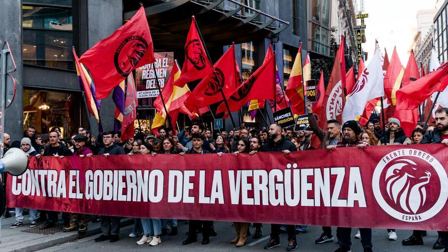 Manifestantes se concentran frente al Congreso para denunciar la "corrupción" del Gobierno