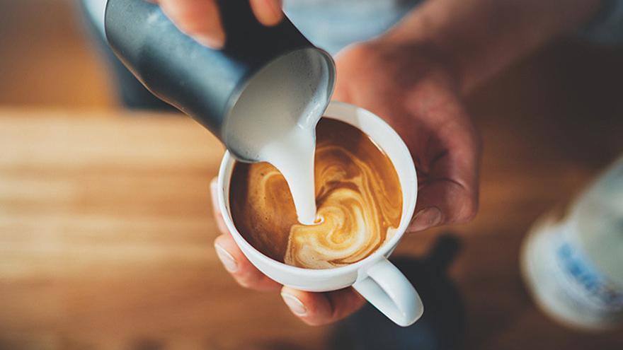 Le cobran dos euros por un café y llama a la policía porque le parece muy caro