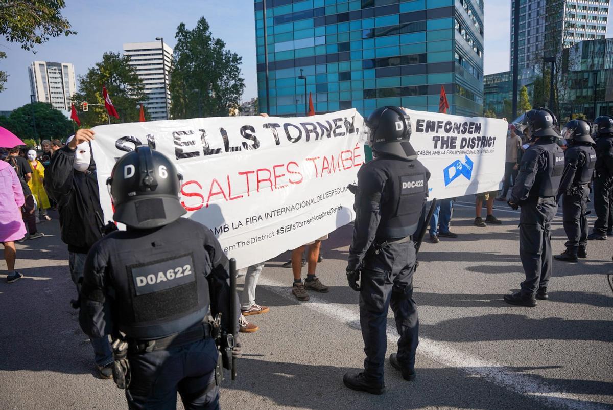 La feria inmobiliaria The District de Barcelona abre entre protestas de activistas